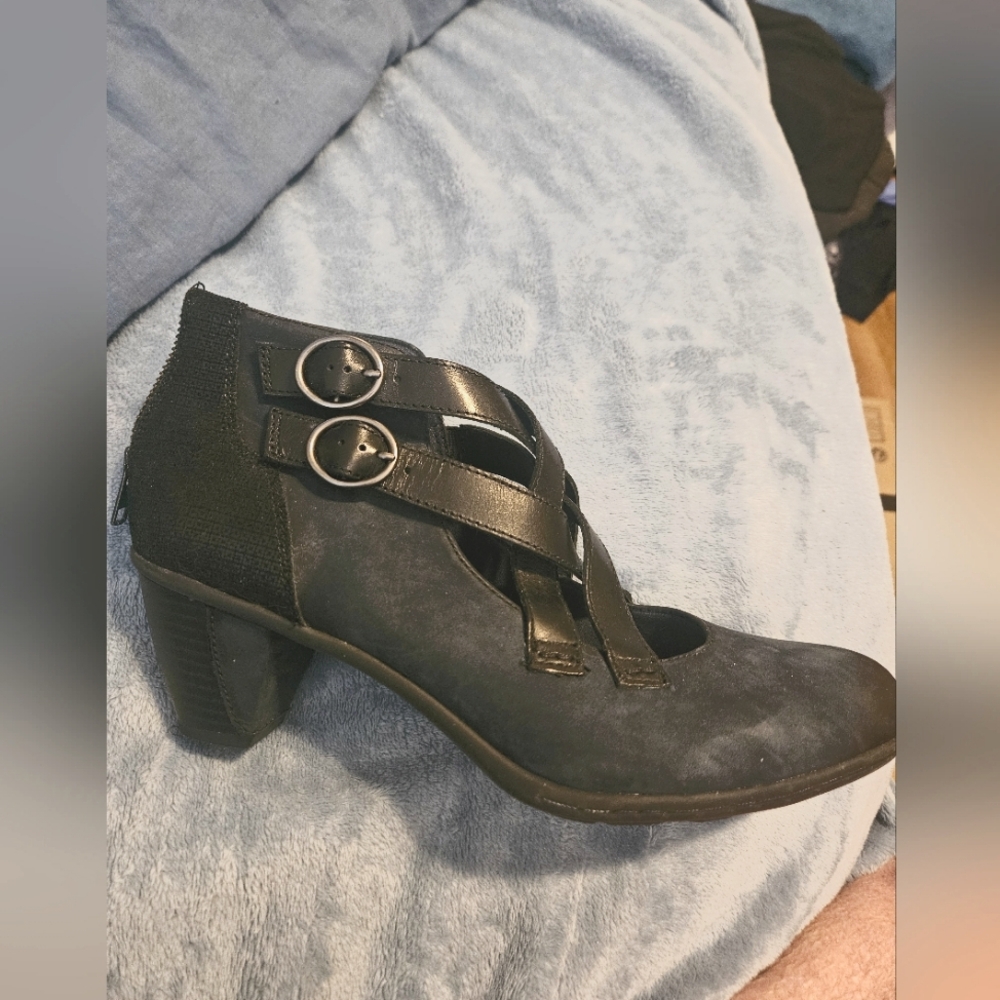 EARTH NEW never worn Sz 11